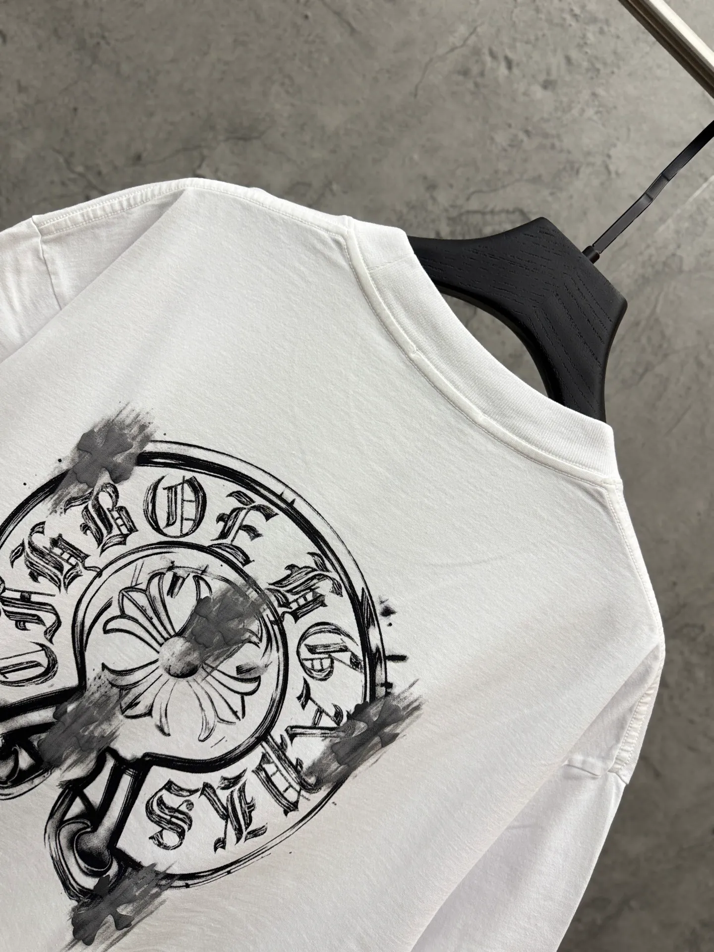 P190 top version, real shot without P, ​​different from market currency) 𝗖𝗵𝗿𝗼𝗺𝗲 𝗛𝗲𝗮𝗿𝘁𝘀/Croxin 2026 Spring New Original Single Counter American Laser Direct Injection Couple Short Sleeves 👑The highest version! Customized fabric 300g washed, best-selling model at the counter, very comfortable to wear. Accessories: original molded and authenticated collar label ➕ 100% silk wash label. Genuine purchase-grade original hangtag➕matching hanging rope➕3D hanging beads➕original packaging bag. Craftsmanship: The original version has consistent wiring! The highest version of the armhole matching technique! Color: White Black Gray Size: S M L XL Style Number: 26-2057